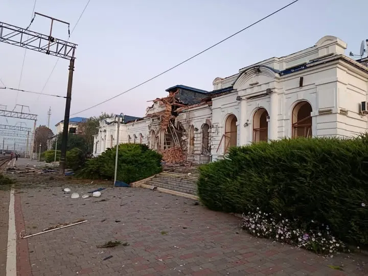 Ніч атак на залізницю: 111 зупинок поїздів, влучання у вокзал на Харківщині