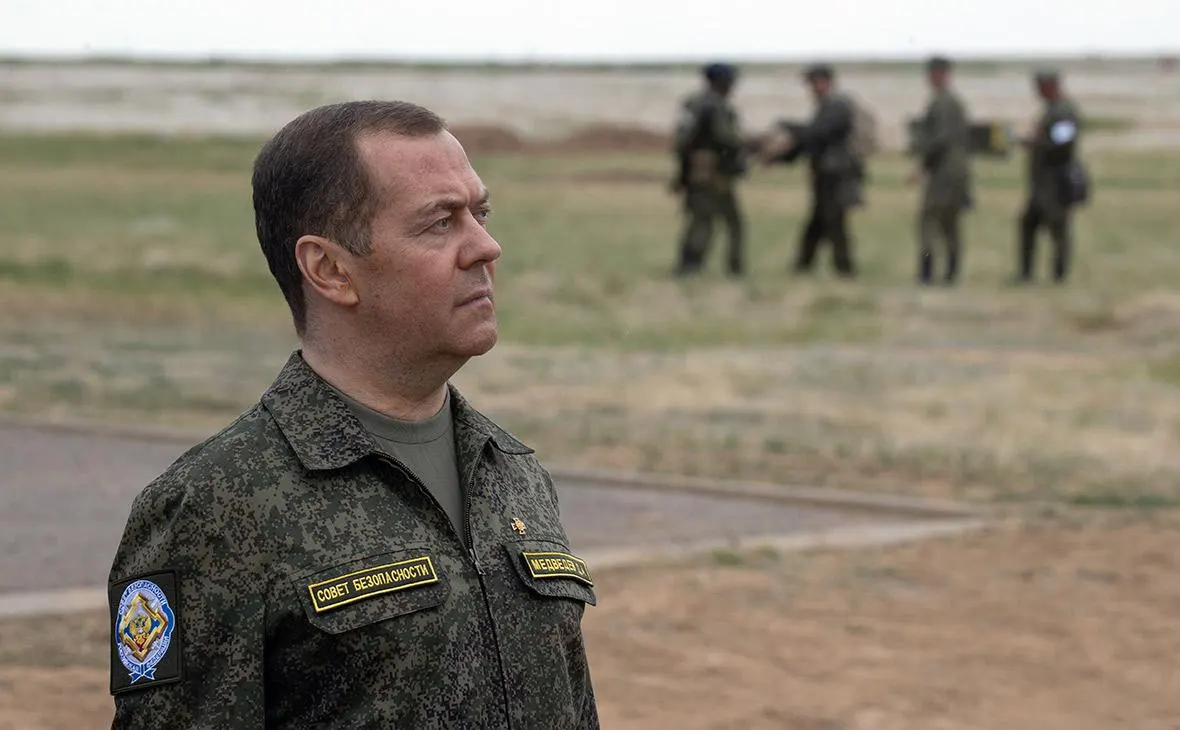 Медведєв погрожує ударами по Берліну через звинувачення у атаці на аеропорт