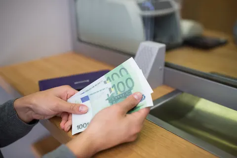 Курс валют у Києві: де вигідно обміняти долари та євро 12 лютого