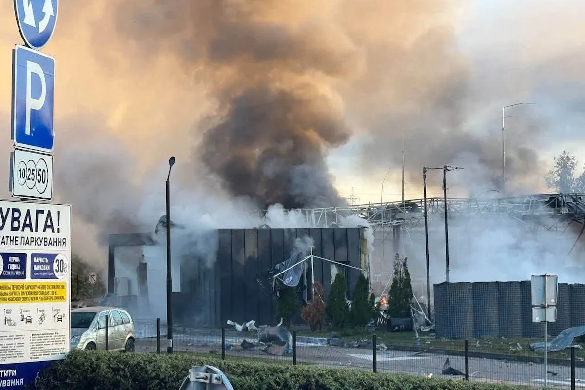 Дронова атака на Київ і область: пошкоджено офісний центр та автозаправки, є постраждалі