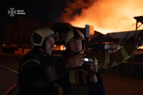 У Києві після нічної атаки гасили пожежі у двох районах