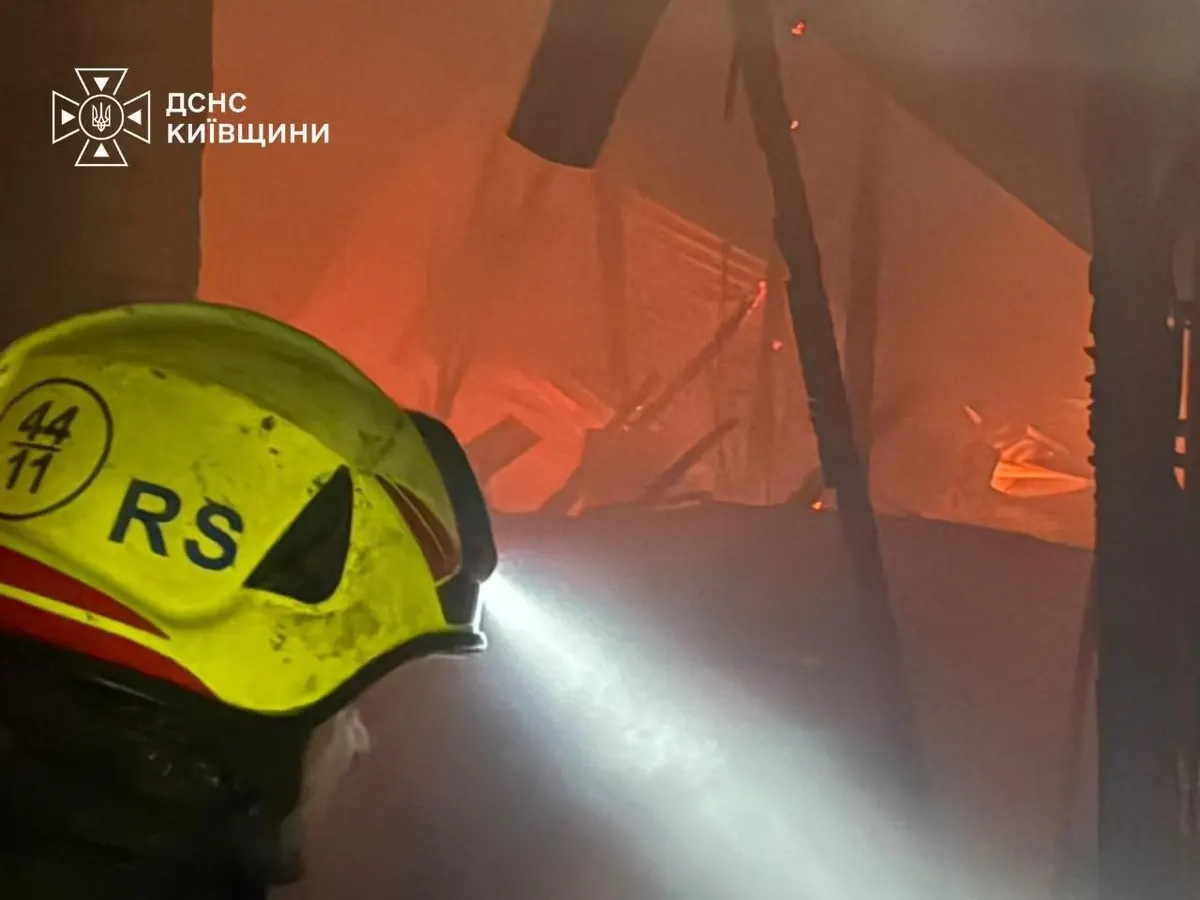 На Київщині через атаку горіли СТО, пилорама та приватний будинок