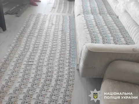На Київщині викрили фіктивне працевлаштування вчителями за 10 тисяч доларів