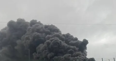 Атака на Бучанський район: пожежа на підприємстві та руйнування в приватному сек