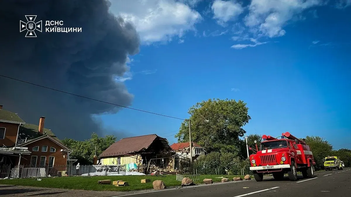 На Київщині рятувальники ліквідовують наслідки атаки рф на 9 локаціях у Бориспільському районі