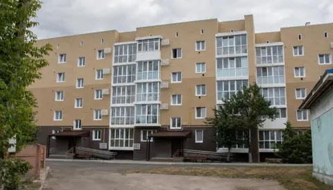 У Макарові після капремонту відкрили багатоповерхівку: 50 родин отримали ключі