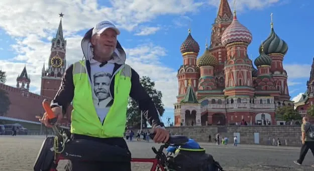 Чеський мандрівник доїхав на велосипеді «Україна» до Москви і вигукнув «Слава Україні!»