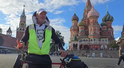 Чеський мандрівник доїхав на велосипеді «Україна» до Москви і вигукнув «Слава Ук
