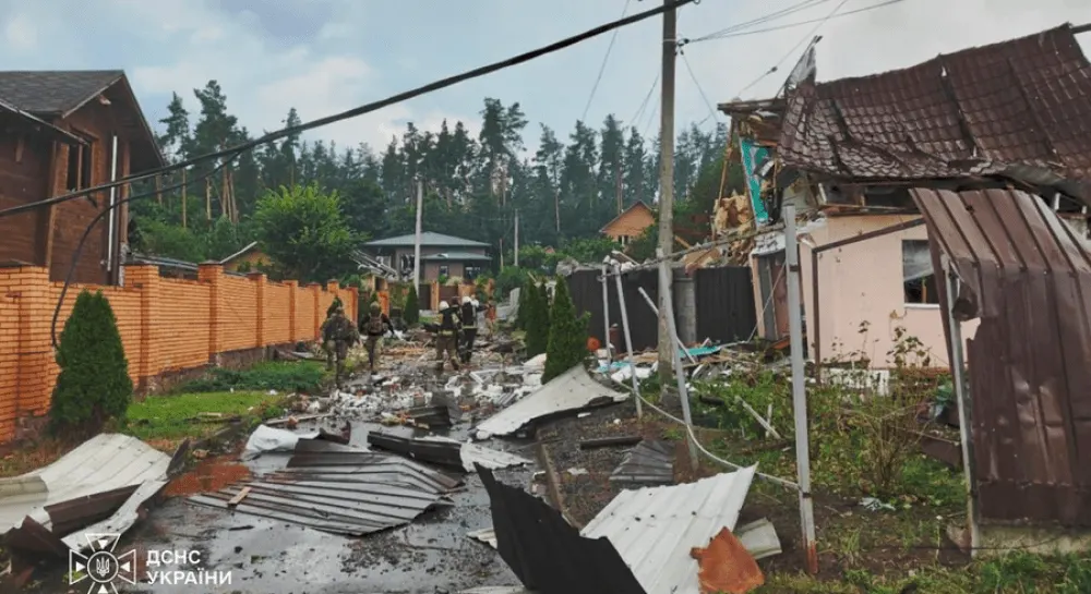 Наслідки ракетного удару по полігону на Київщині: пошкоджено майже 30 будинків та 44 авто