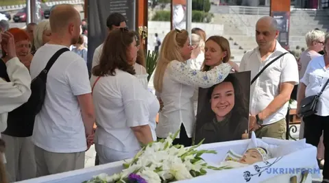 У Києві попрощалися з 20-річною волонтеркою, яка загинула під час ракетного удар